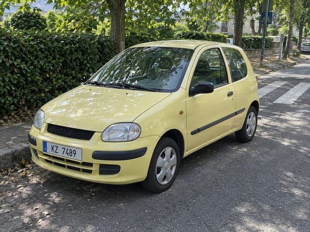 Prima: city car gialla fotografata all'aperto