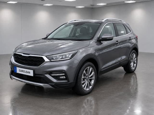 Dopo: la stessa crossover grigio su sfondo da studio con CarClean