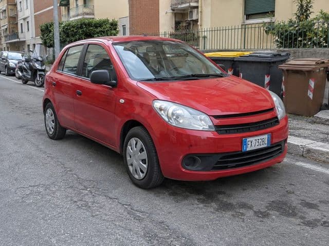 Prima: utilitaria rossa fotografata all'aperto